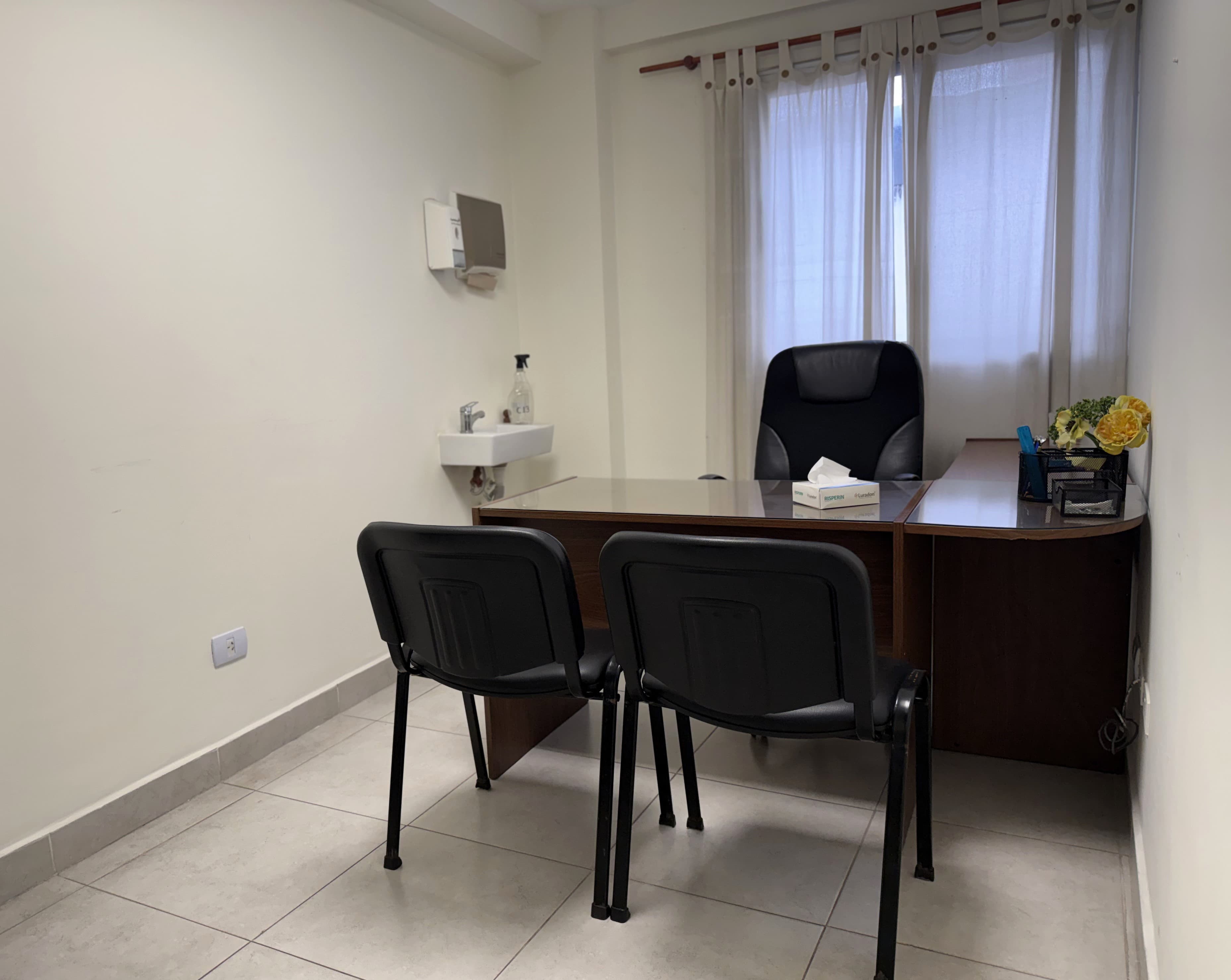 Consultorio médico amoblado y equipado en CMV Centro Médico